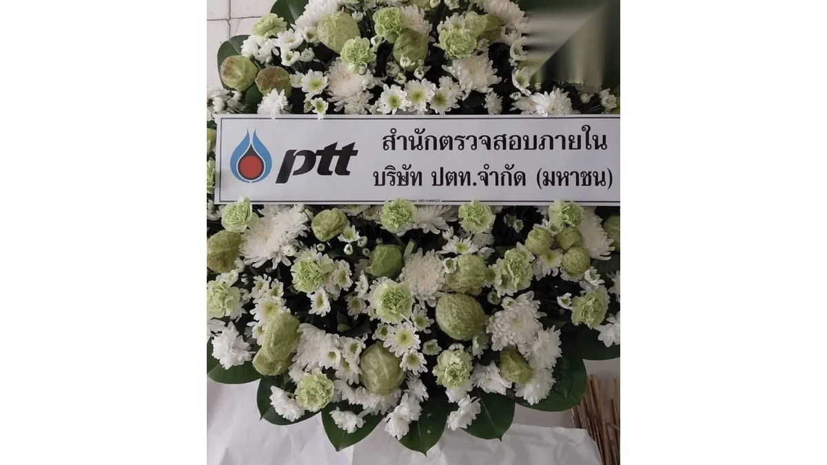 พวงหรีดดอกไม้สดโทนขาวเขียวพร้อมป้ายชื่อ จัดใหม่ก่อนส่งถึงศาลาวัดในกรุงเทพฯ