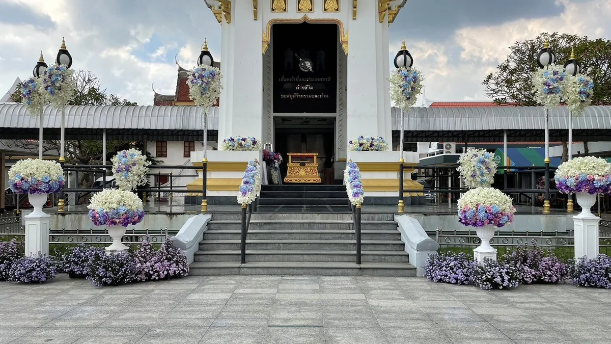 บรรยากาศหน้าศาลาวัดในกรุงเทพฯ ช่วงที่แขกทยอยมาร่วมงานและกล่าวแสดงความเสียใจกับเจ้าภาพ