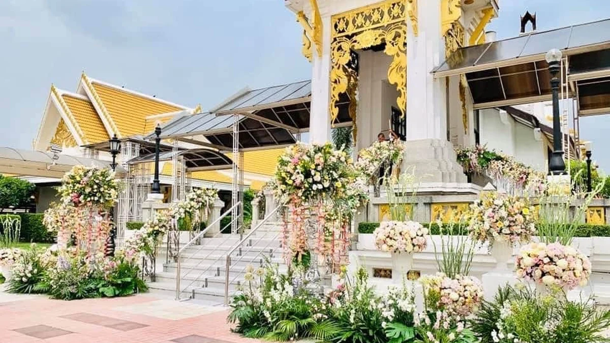 งานดอกไม้ประดับหน้าศาลาและเมรุในวันฌาปนกิจที่วัดในกรุงเทพฯ
