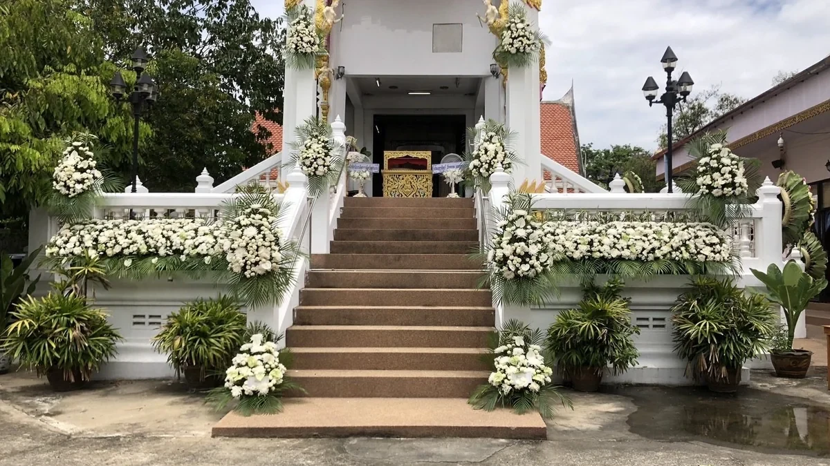 เมรุวัดในกรุงเทพฯ ที่จัดดอกไม้ประดับไว้พร้อมสำหรับพิธีฌาปนกิจในช่วงบ่าย