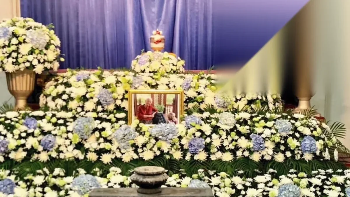 ดอกไม้หน้าหีบและพวงหรีดที่จัดเรียงหน้าศาลาก่อนเริ่มพิธีสวดพระอภิธรรม