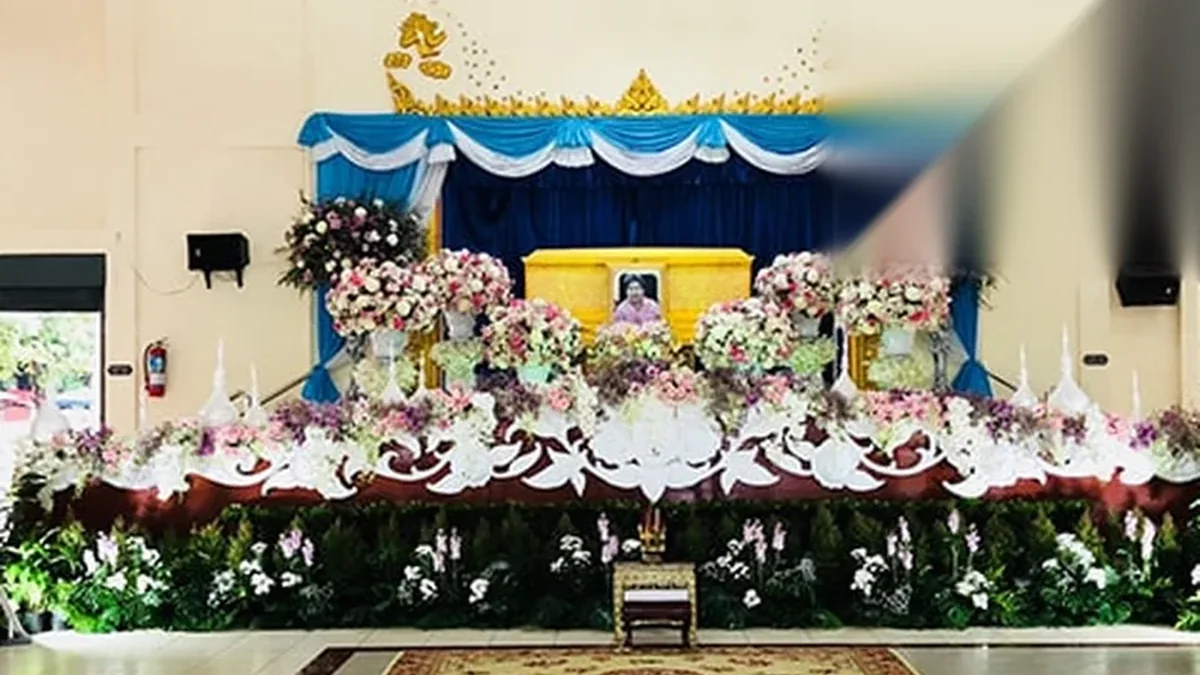 ภายในศาลาวัดที่จัดดอกไม้หน้าหีบและพวงหรีดสำหรับพิธีสวดพระอภิธรรม
