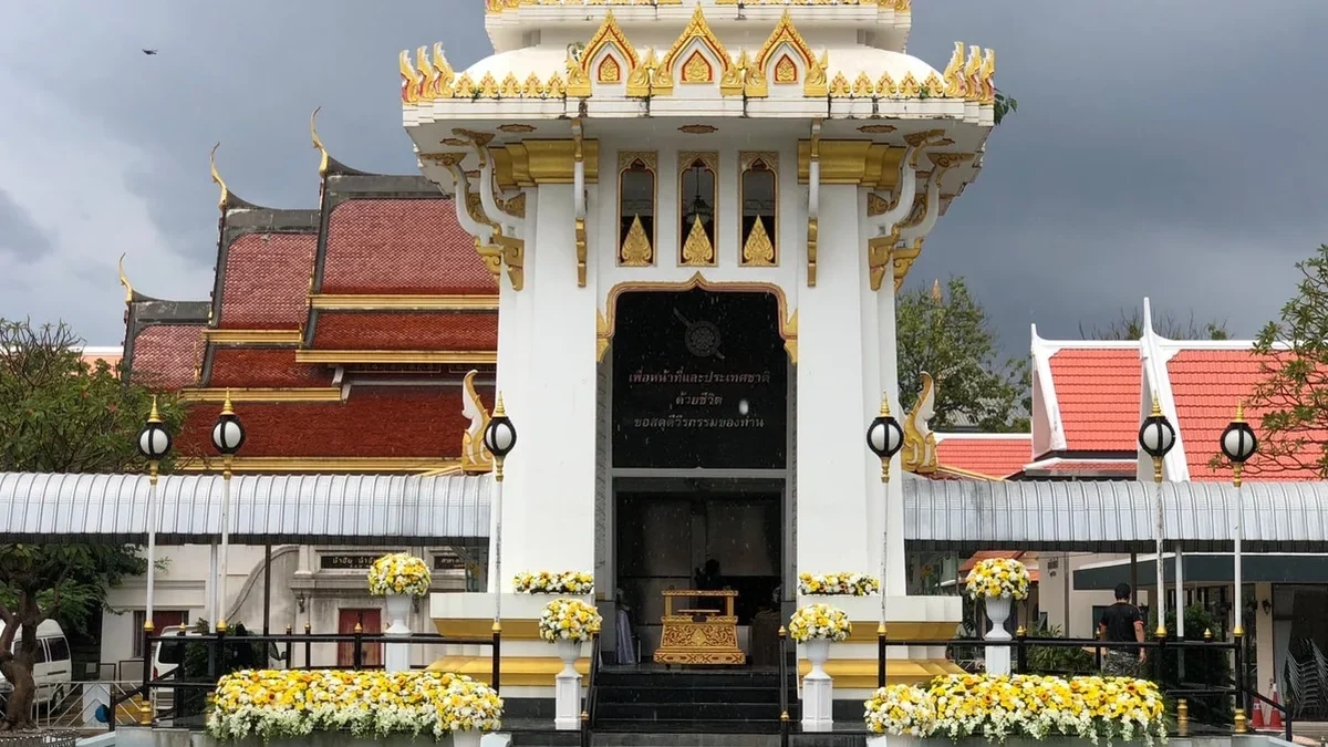เมรุและศาลาวัดในกรุงเทพฯ ที่จัดดอกไม้เรียบร้อยสำหรับพิธีฌาปนกิจในช่วงบ่าย