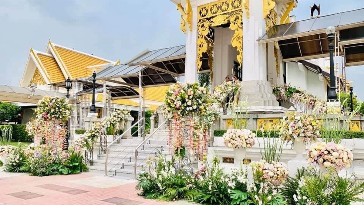 ดอกไม้และพวงหรีดที่จัดไว้บริเวณศาลาวัดสำหรับพิธีในวันสุดท้ายของงาน
